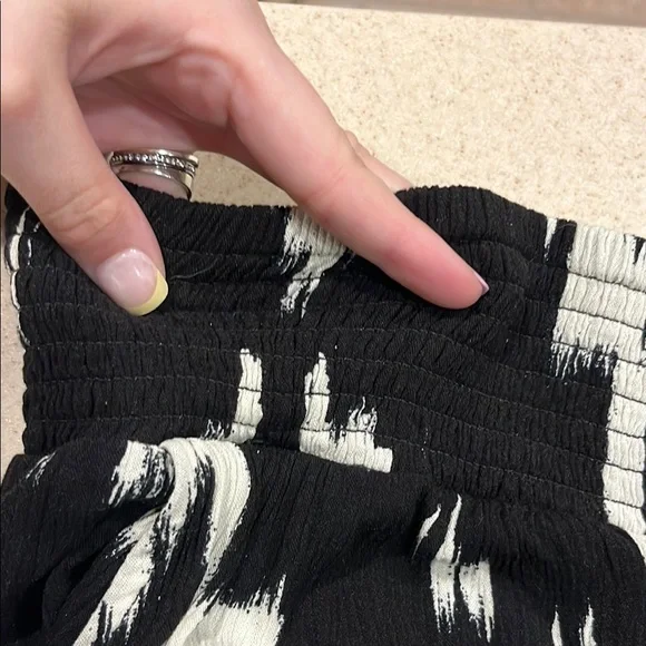 Black and White Patterned Palazzo Pants - Picture 2 of 4